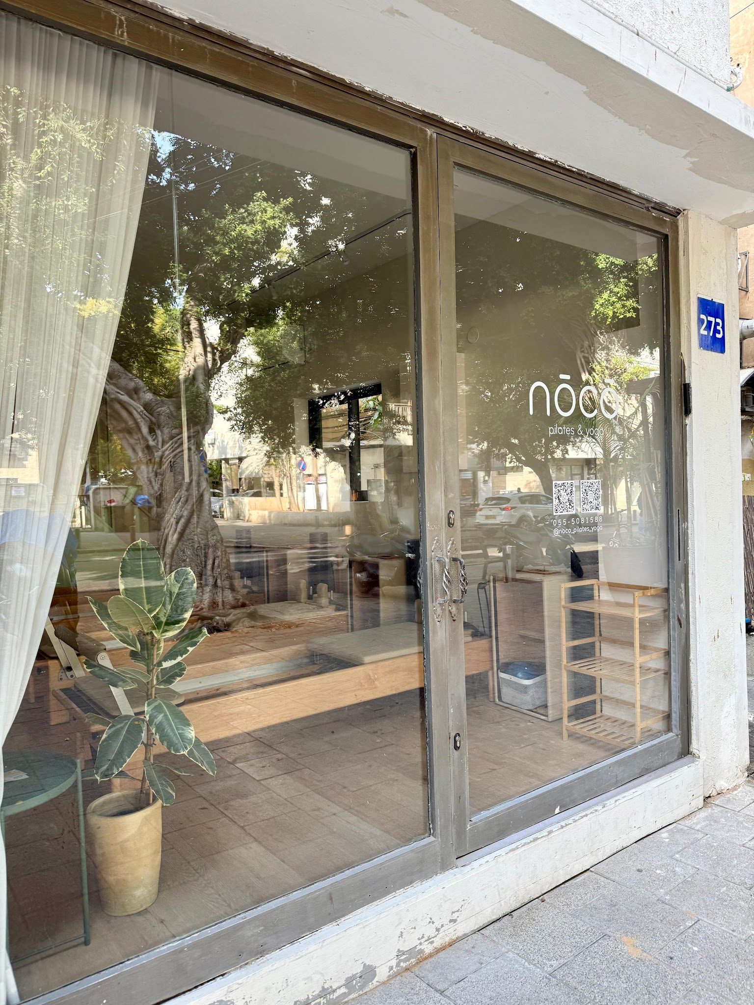 הכניסה לסטודיו עם שלט noco